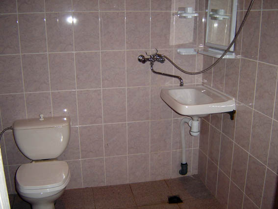 В душевой комнате всегда имеется горячая и холодная вода
